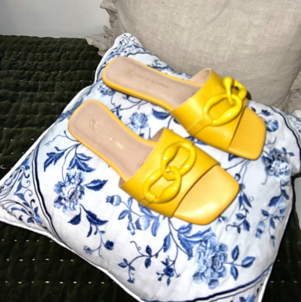 Low yellow Brasilia Mules For women size 7